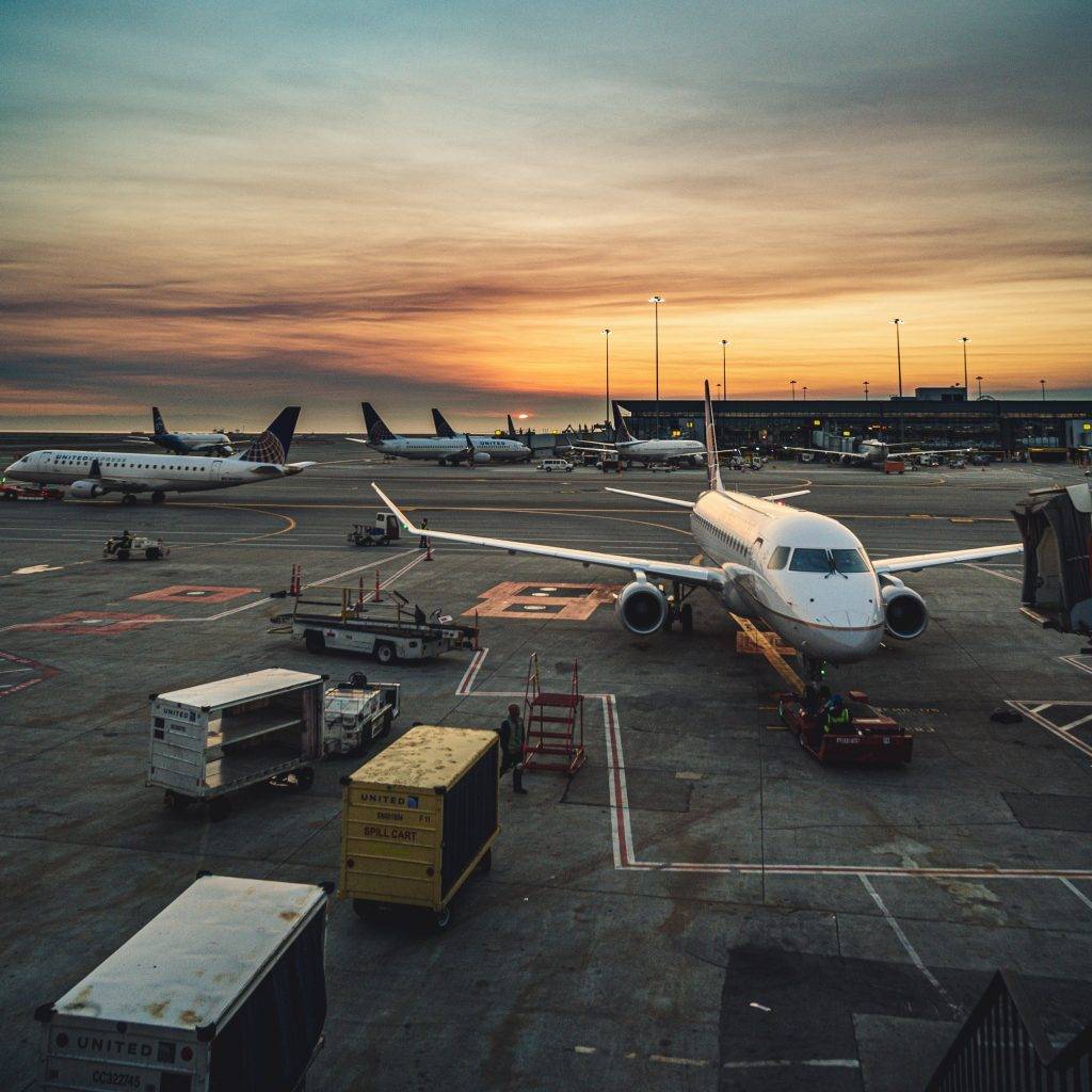 行李運送 託運行李 出現「黃閃」，在機場內的員工必須停止一切非必要的戶外活動，例如飛機維修。