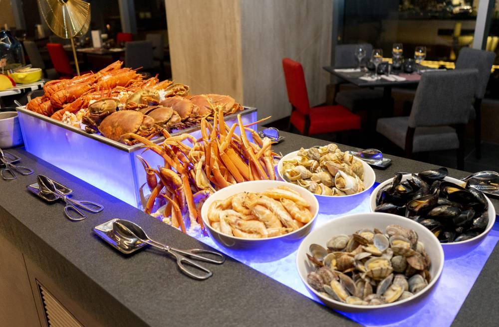 YMCA港青酒店 海鮮八重奏自助晚餐，供應多款海鮮，包括龍蝦、龍蝦鉗、長蟹腳、凍蝦、青口、螺、蜆等。