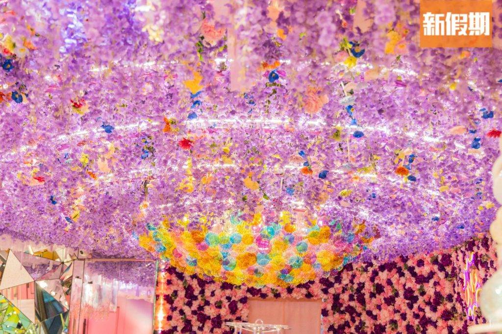 漫花燈火 開放式吧枱上空佈滿乾花和玻璃球，很有童話故事的感覺。