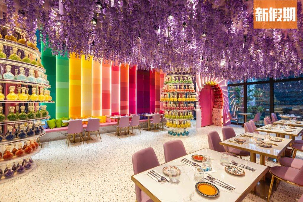 漫花燈火 糖果粉色系裝潢為餐廳注入不少生氣，還有七彩糖果鏡面沙發牆，打卡必坐！