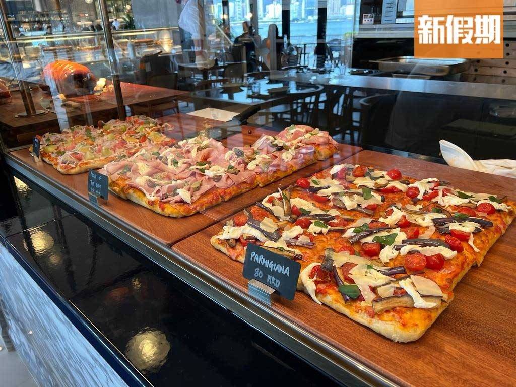 BluHouse Pizza Al Taglio 薄餅專櫃，有 8 種正宗的羅馬式方形薄餅，顧客可盡情享用令人垂涎的薄餅，其麵團由 70%的水份組成，使其更輕、更容易消化。