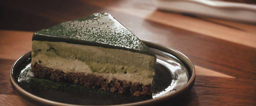 Nutshell納舍 玄米綠茶雙色生乳酪蛋糕，口感順滑輕盈。