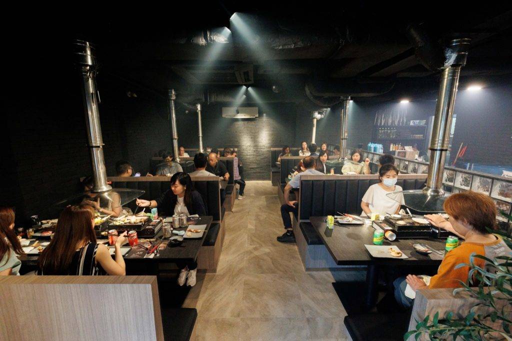 灣仔美食 「大欖串燒」為大欖燒烤的首間分店，新店面積逾3,000呎，環境寬闊，空間感十足！