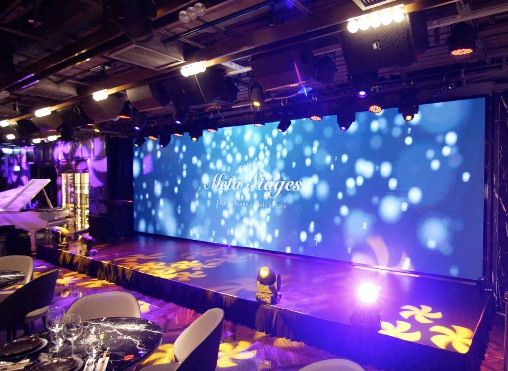 Meta Stages 銅鑼灣 9米巨型螢幕配上燈光，最適合客人Chill一Chill。
