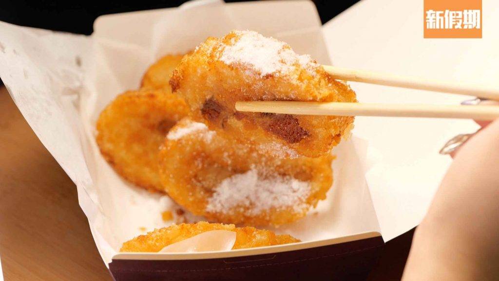 葵涌廣場美食 炸黑毛豬肉粽可以配上砂糖或自家製辣汁食用，