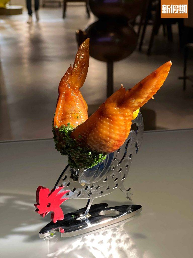 Bo Innovation Chicken Picasso，把釀雞翼倒插在特製的金屬公雞架上，忍不住要舉起手機不停打卡。