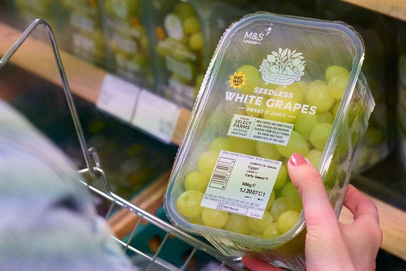 英國馬莎將於全線分店移除超過300款蔬果的「最佳食用日期」標籤。
