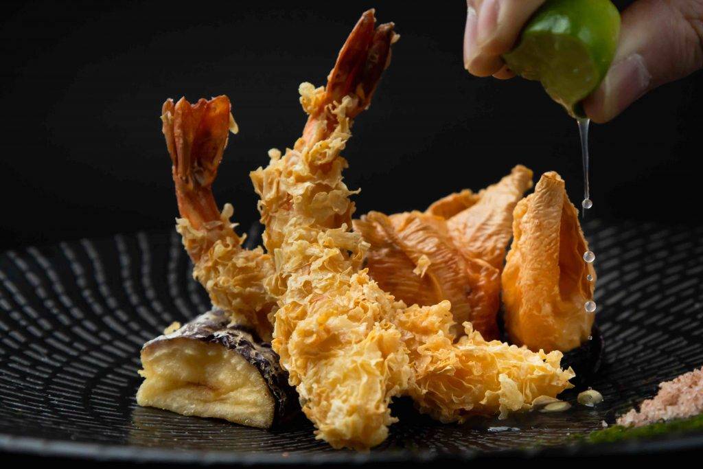 Meta Stages 銅鑼灣 腐⽪蝦天婦羅亦外間食法不一，只需簡單調味就可以帶出豆香