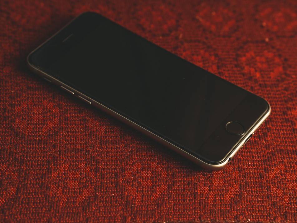 iPhone 最多每6個月把手機電池充電約50%，維持電池性能