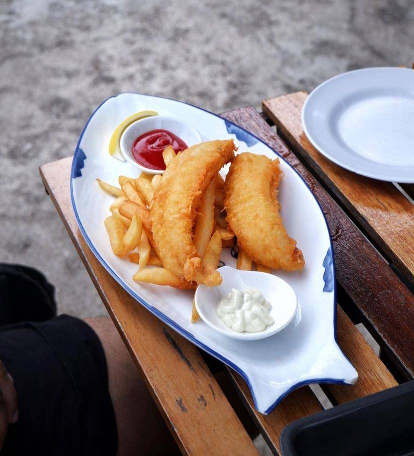 露天餐廳2023 長洲滑浪風帆中心露天茶室 炸魚可以跟配薯條／薯角／沙律，是配手工啤一併食的comfort food！