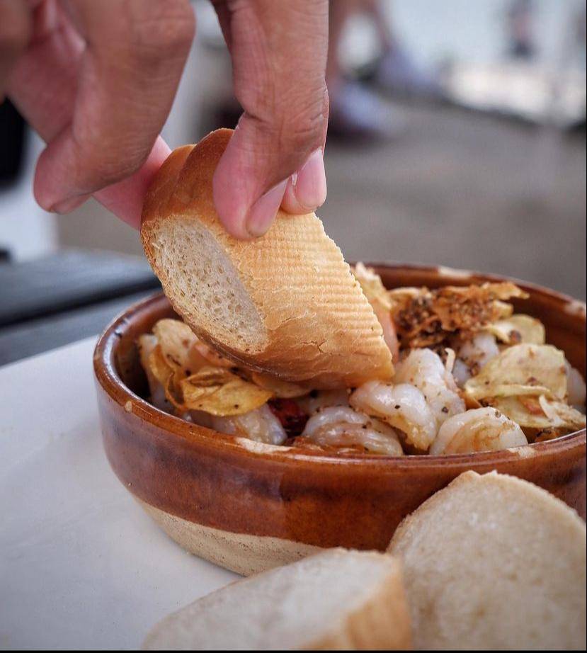 長洲滑浪風帆中心露天茶室 西班牙蒜片蝦很惹味，可以加配包沾著食也不錯。