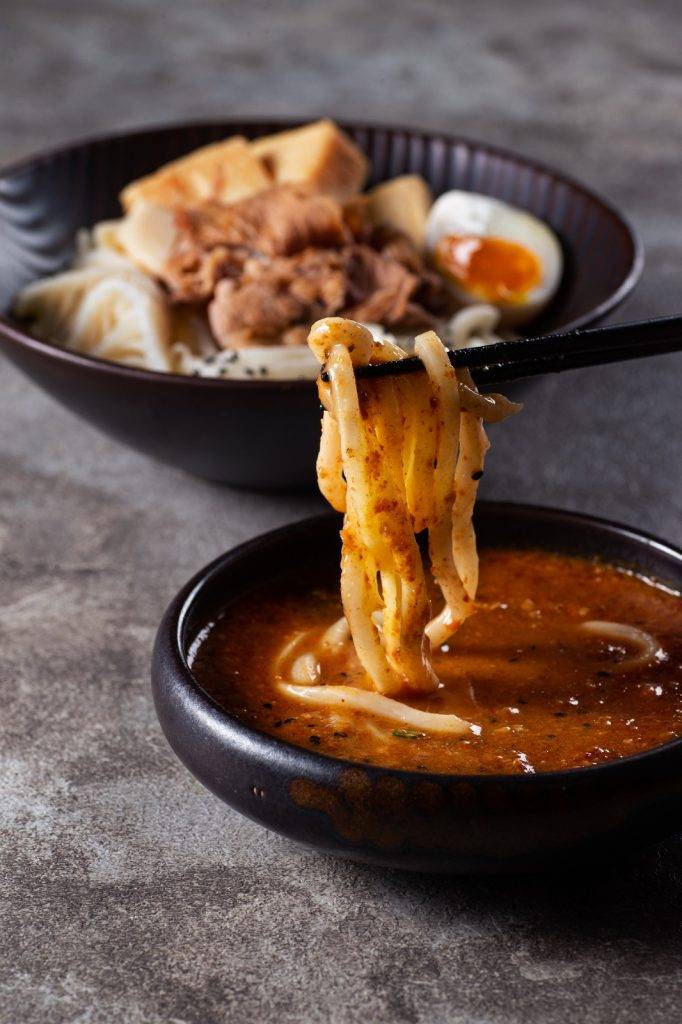 阿荔車仔麵 特濃沙嗲車仔沾麵正是港式和日式的fushion菜式，每條手工拉麵索滿湯汁，啖啖沙嗲香。