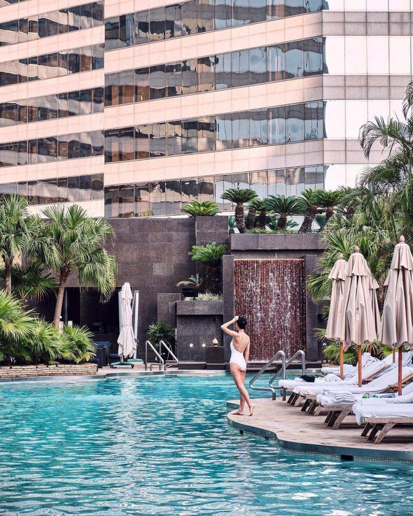 酒店泳池 充滿熱帶風情！