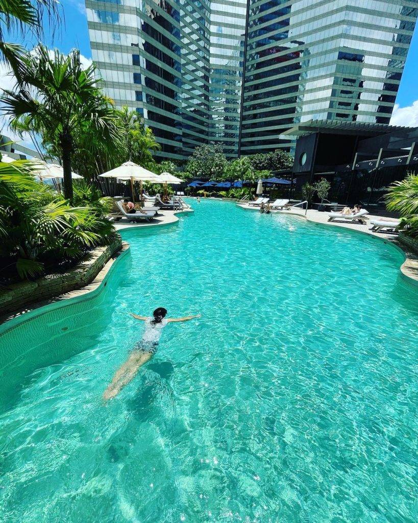 酒店泳池 泳池好寬敞！