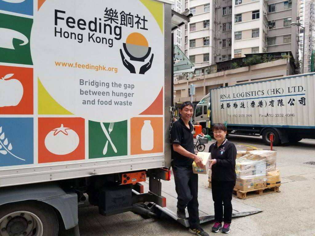 月餅捐贈 Feeding Hong Kong樂餉社是香港首個食物銀行網絡，致力收集食物零售商、製造商及分銷商剩餘的有營養食品並重新分配至其他慈善團體以幫助有需要的人士。