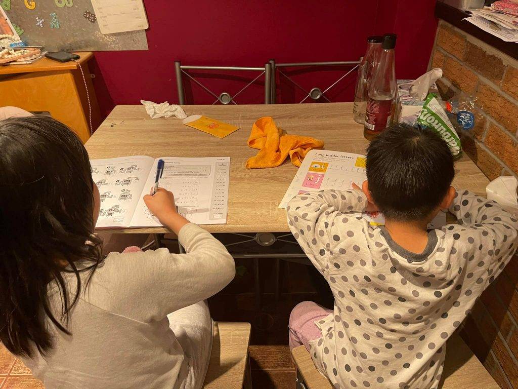 移民 英國學校並沒有功課，但兩姊弟卻會主動要求做補充作業