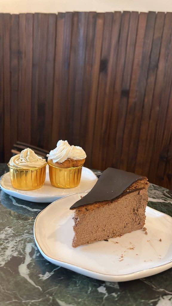 Urban Roasted Resort 蛋糕每日款式不同，有開心果巴斯克Cup Cake及特濃朱古力巴斯克蛋糕。