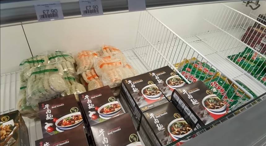 移民英國 飲食熱話、港式超市 超市的冷凍櫃裏正出售台灣牛肉麵。