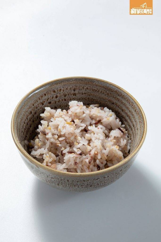 上環美食 上環美食｜日本流行進食十六穀米，以糙米為主要成分，包含燕麥粒、洋薏 仁、黑豆等16種穀物，營養價值高。