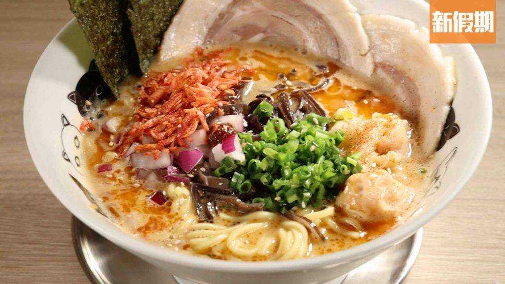 AK拉麵店 湯底結合豚骨及鮮蝦精華熬成，味帶微辛，加入日本味噌，將蝦味昇華，由香氣開始令人垂涎。