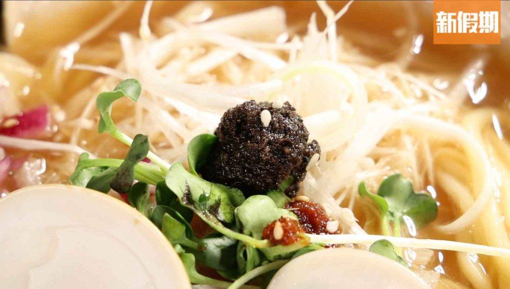 AK拉麵店 建議食前將黑松露醬混入湯底，令拉麵湯底更甘香。