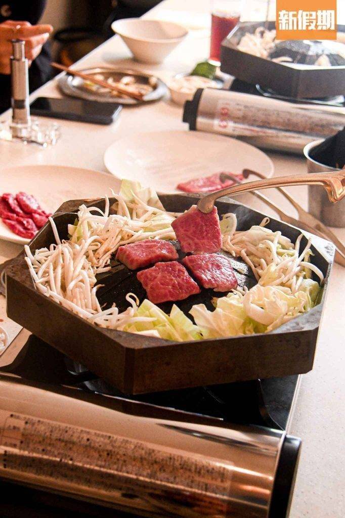 上環美食 上環美食｜中間位置燒肉同時，爐邊可炒芽菜及椰菜。