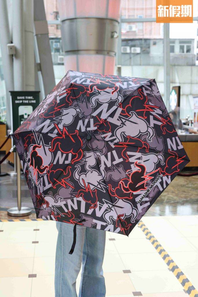 旺角TAMASHII 旺角好去處 於期間限定店購買兩件TNS TOKYO商品，即可獲得TAMASHII限定伸縮雨傘乙把。