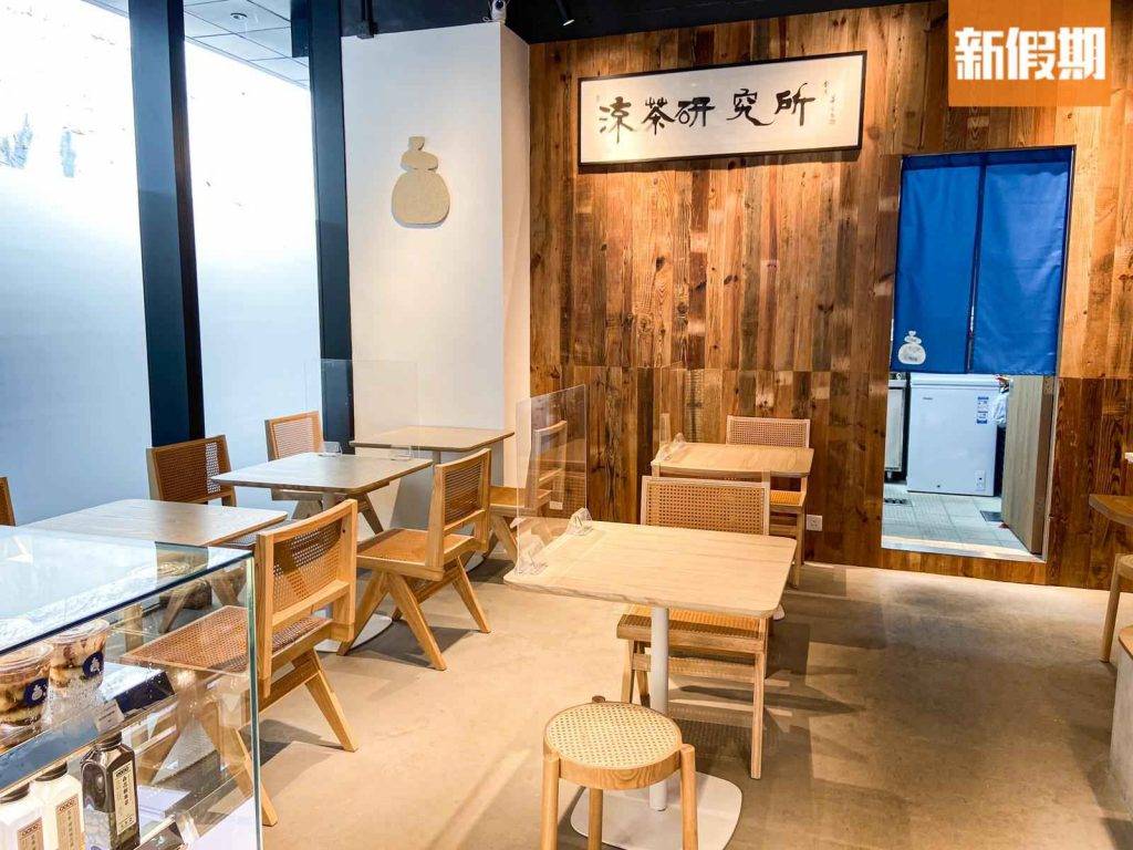 荔枝角美食 荔枝角美食｜荔枝角涼茶Cafe南本草的店門和環境均以簡約木色作為主調，難以想像到是一間涼茶結合咖啡的cafe。