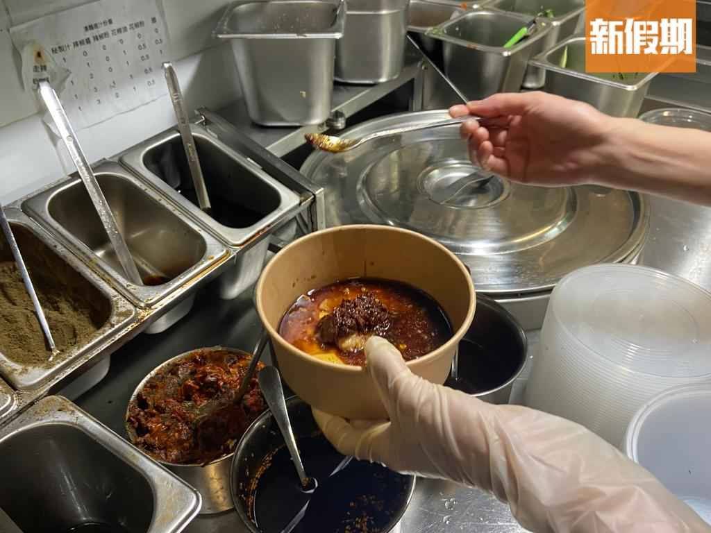 酸辣姐 湯底用上豬骨湯，再加入秘製酸辣汁和麻辣醬調製而成。