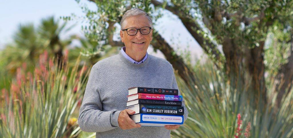 Bill Gates 在履歷表中講述他是哈佛大學一年級學生，在作業系統結構、數據庫管理及電腦圖像等科目，均獲得A級成績，更是榮譽學生