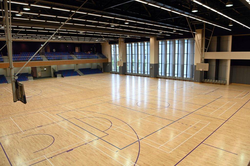 大埔體育館 多用途主場可變籃球場、羽毛球場和排球場。