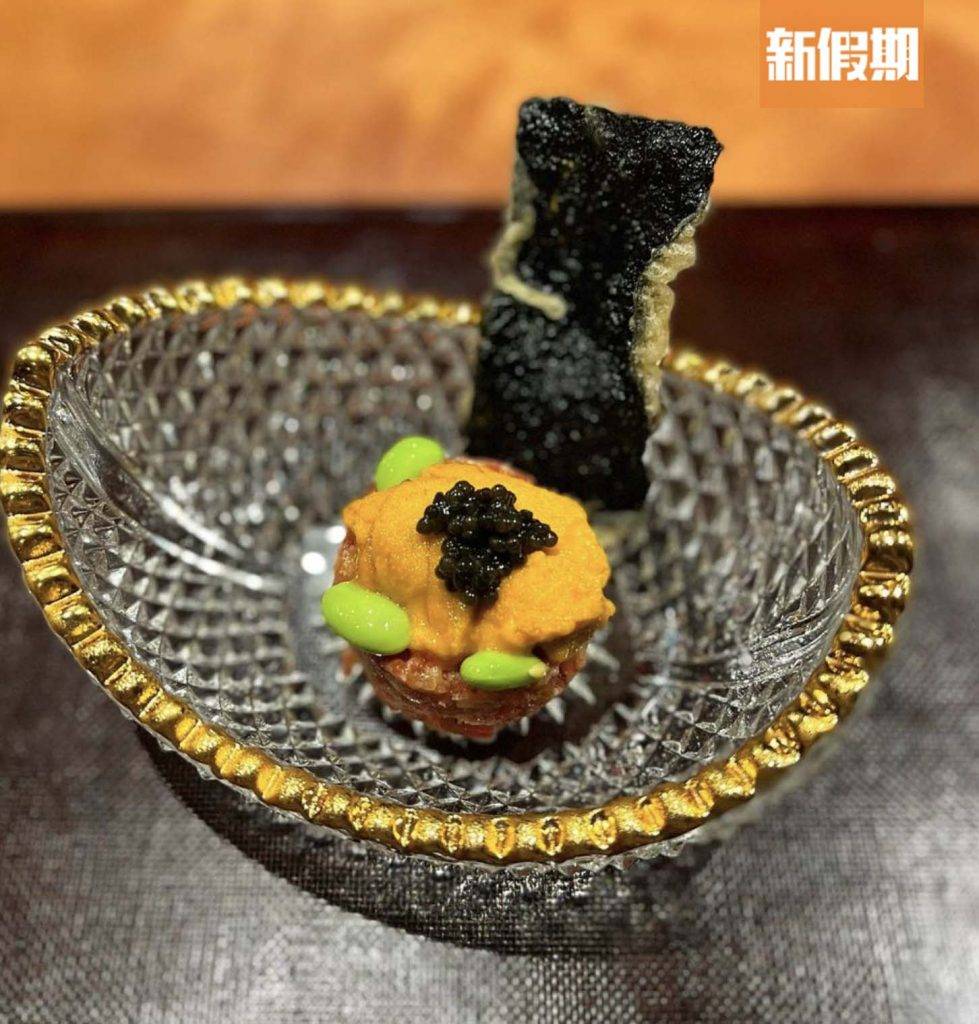 中環Omakase 和牛他他配魚子醬及海膽伴皇室海苔，將材料放在天婦羅紫菜上，大啖入口，多重口感。