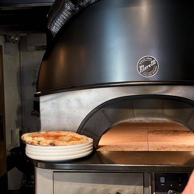 薄餅 設有來自義大利Pizza烘焙烤箱NO.1品牌MORETTI FORNI，即叫即焗，新鮮滾熱辣！