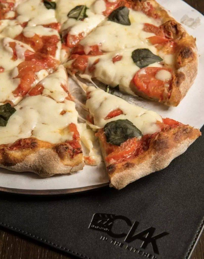 薄餅 餐牌中有大約11款Pizza選擇，由＄170至＄280不等。