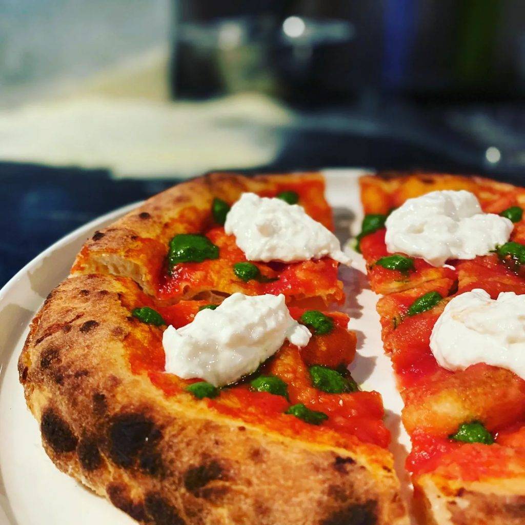 薄餅 MARGHERITA A DUE COTTURE ＄195 餐廳不時會推出新口味Pizza，這款MARGHERITA變奏版經過3個多月的研製才正式推出，有新意之餘，依然宗於意大利傳統風味。