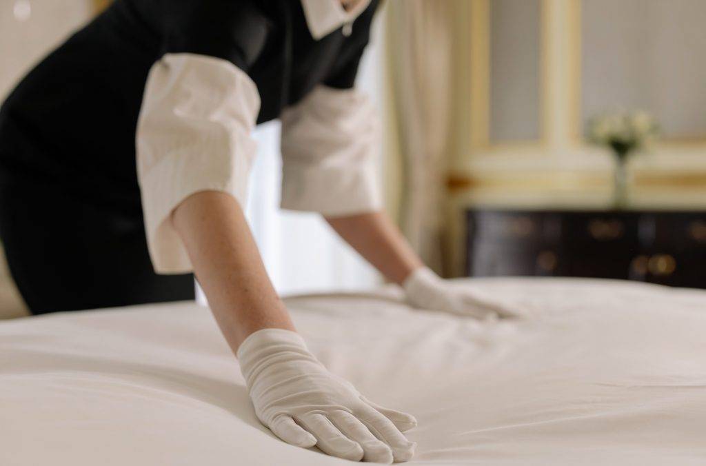 房務員 酒店房 樓市指「床褥上有張好薄嘅床墊，唔會滲到入床褥」