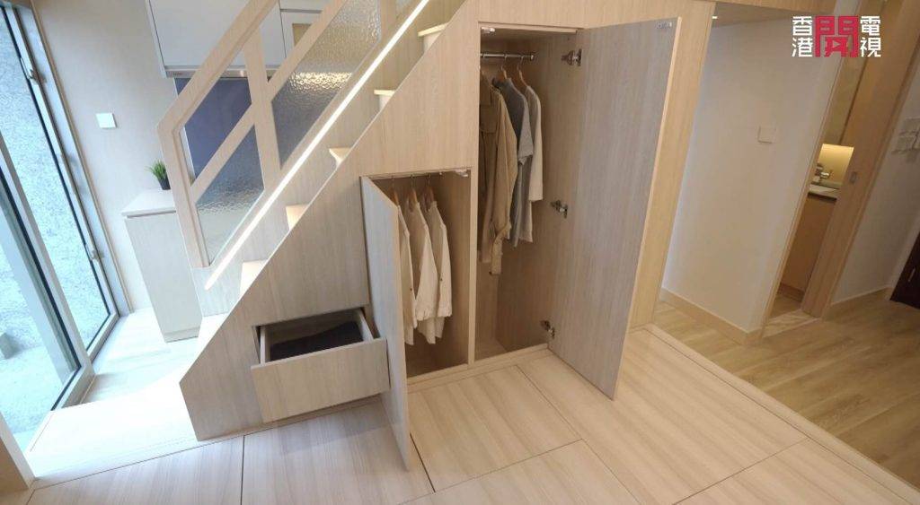 大角咀 樓梯下有收納衣櫃。