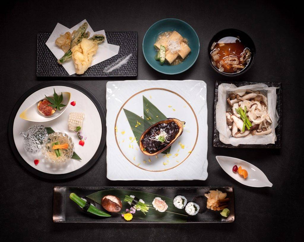 素食Omakase $1,080/位需於2日前預訂）。套餐包括前菜、炸物、熱食、5貫壽司、甜品及吸物。