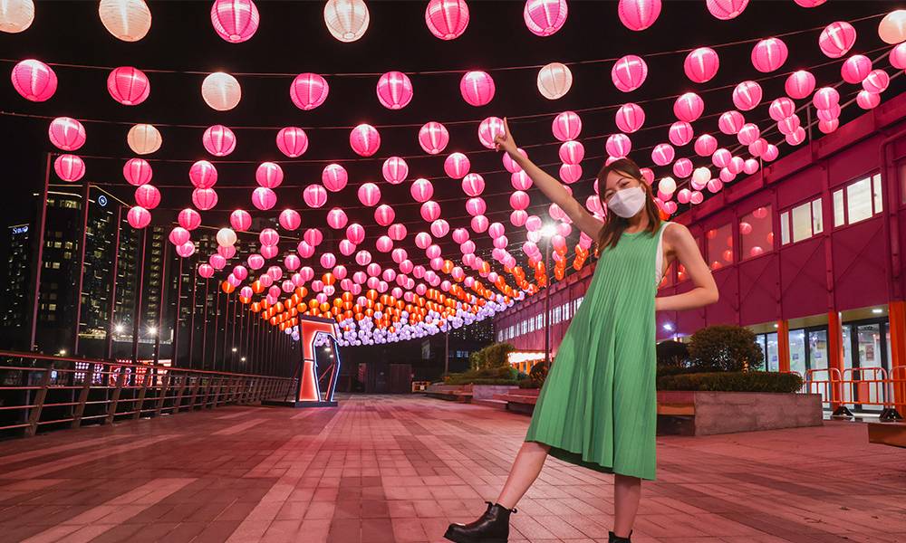 東涌海濱花燈節 掛滿1,000個燈籠的「花燈大街」色彩繽紛，日與夜有不同夢幻效果，打卡必到。