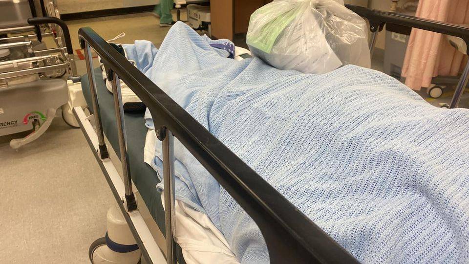 尋人 女網民表示老父現時盆骨、大腿骨折，需要接受手術，在東區醫院急症室就醫