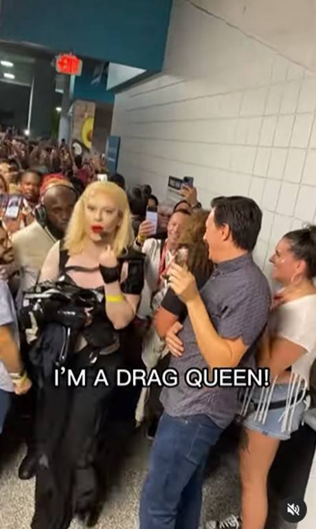 Lady Gaga Gaga Penelopy意識到現場人群有所誤會，他即刻高呼：「我是男扮女裝的喬裝皇后！」