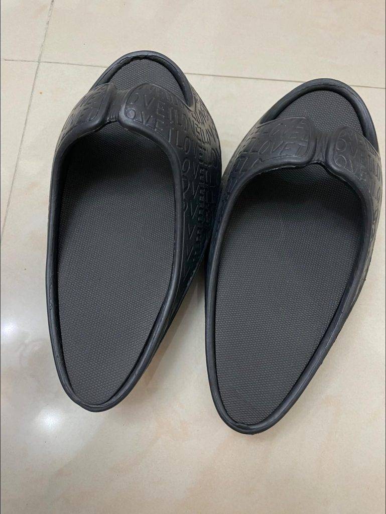 淘寶 最近有網民在淘寶買了內地近期流行的一對「搖搖鞋」，驟看弧形鞋底極厚，鞋底呈彎月形，與平時穿著的平底拖鞋絕不一樣。