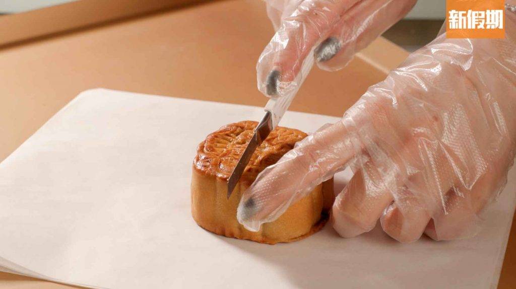 大同老餅家 使用𠝹刀切，比起家用刀效果最佳，切起來沒有多餘的餅碎掉下。