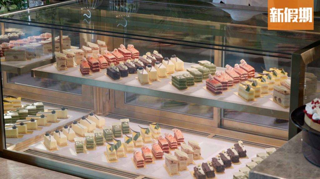 富麗敦海洋公園酒店 超過20多款蛋糕、特色果撻、奶凍、雪糕可於甜品櫃內任選。