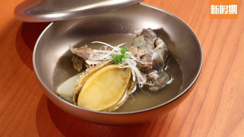 肥仔Omakase 甲魚湯及慢煮鮑魚，以九洲直送的甲魚、鮑魚和新鮮蔬菜慢煮五小時，骨膠原滿瀉，清甜可口。