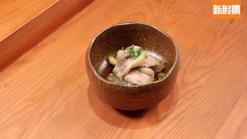 肥仔Omakase 鴨肉壽喜燒用秘製的甜醬油湯底熬煮野菜及鴨胸，味道甘甜！