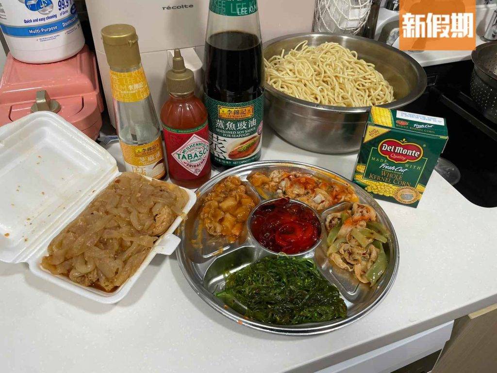 撈冷麵食譜 大部分材料都可在Aeon購買，記者今次購買了油麵、中華沙律、螺肉、蜆肉、帶子裙邊、海蜇、粟米。