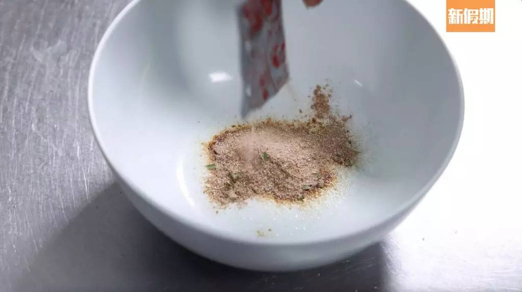 公仔麵 味粉應先放在碗內，不需放進水中與麵同煮。