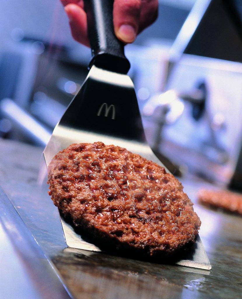 麥當勞優惠 麥當勞全新增設「漢堡專員」職位，招募專門煎製肉類的專員。專員將嚴格按照製作指引及生產步驟，精準地控制烹調牛肉時的溫度、時間和調味，​讓牛肉更加軟嫩多汁。