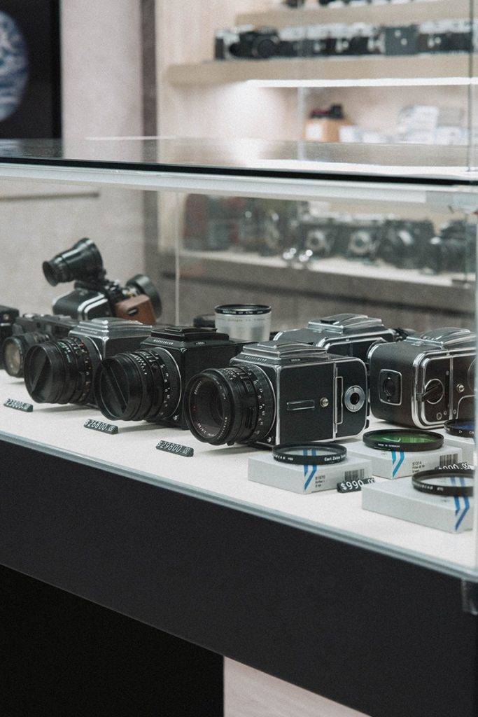 觀塘菲林相機樓上鋪 全港最多菲林款式 店內陳列多款Hasselblad的菲林相機。